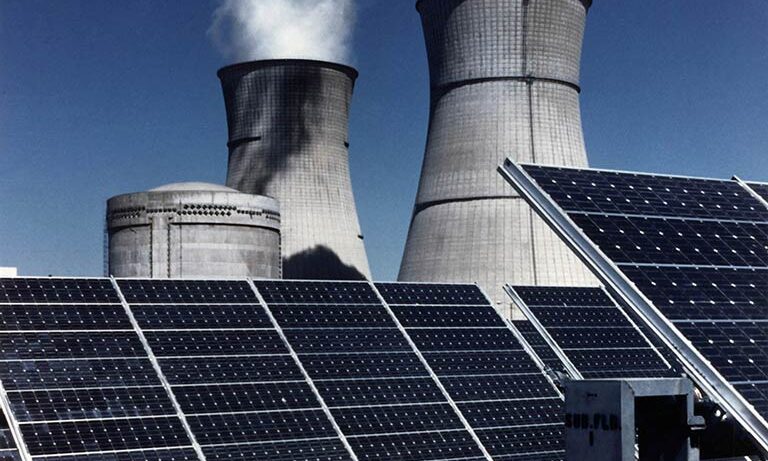 young-cleaners-clean-mirrored-windows