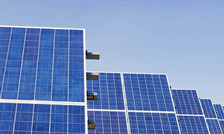 young-cleaners-clean-mirrored-windows